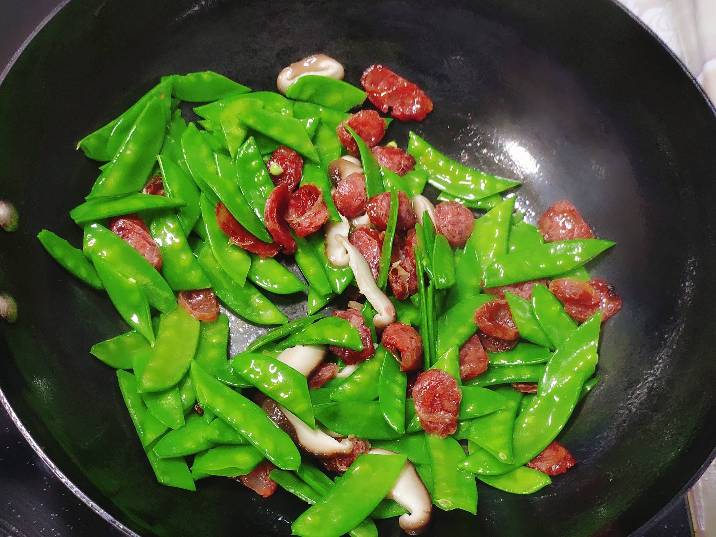 Stir-fried Snow Peas with Light and Non-greasy Sausages recipe