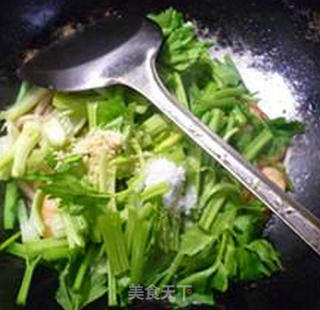 Fried Udon Noodles with Shrimp and Parsley recipe