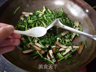 Garland Chrysanthemum Fragrant Dry Stir-fry recipe