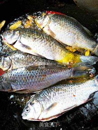 Pan-fried Small River Crucian Carp recipe