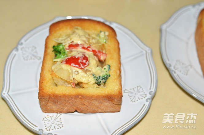 Fresh Milk Protein Toast + Salmon Toast Box recipe