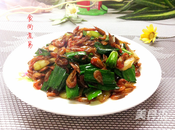 Fried Small River Prawns with Garlic Sprouts recipe