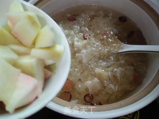 Peach and Tremella Soup recipe