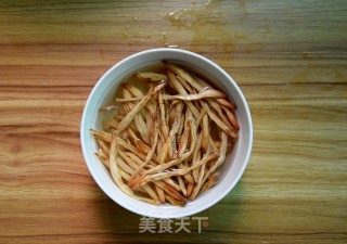 Stir-fried Pork with Lily and Celery recipe