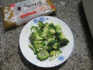 Stir-fried Broccoli with Shrimp Balls recipe