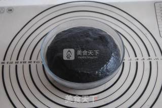 #aca烤明星大赛# Fried Bamboo Charcoal Toast Slices with Olives recipe