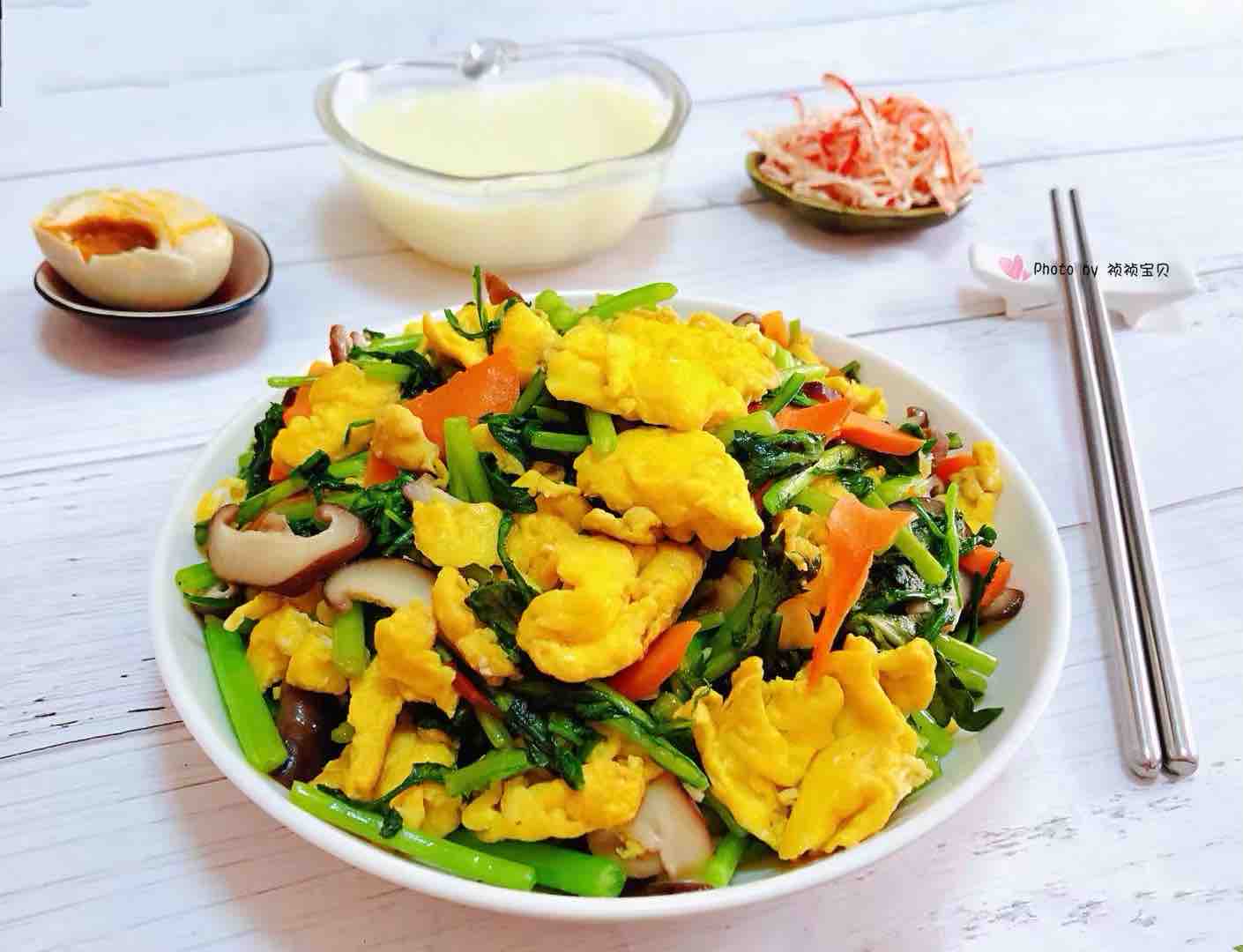 Scrambled Eggs with Chrysanthemum, Shiitake and Carrots recipe