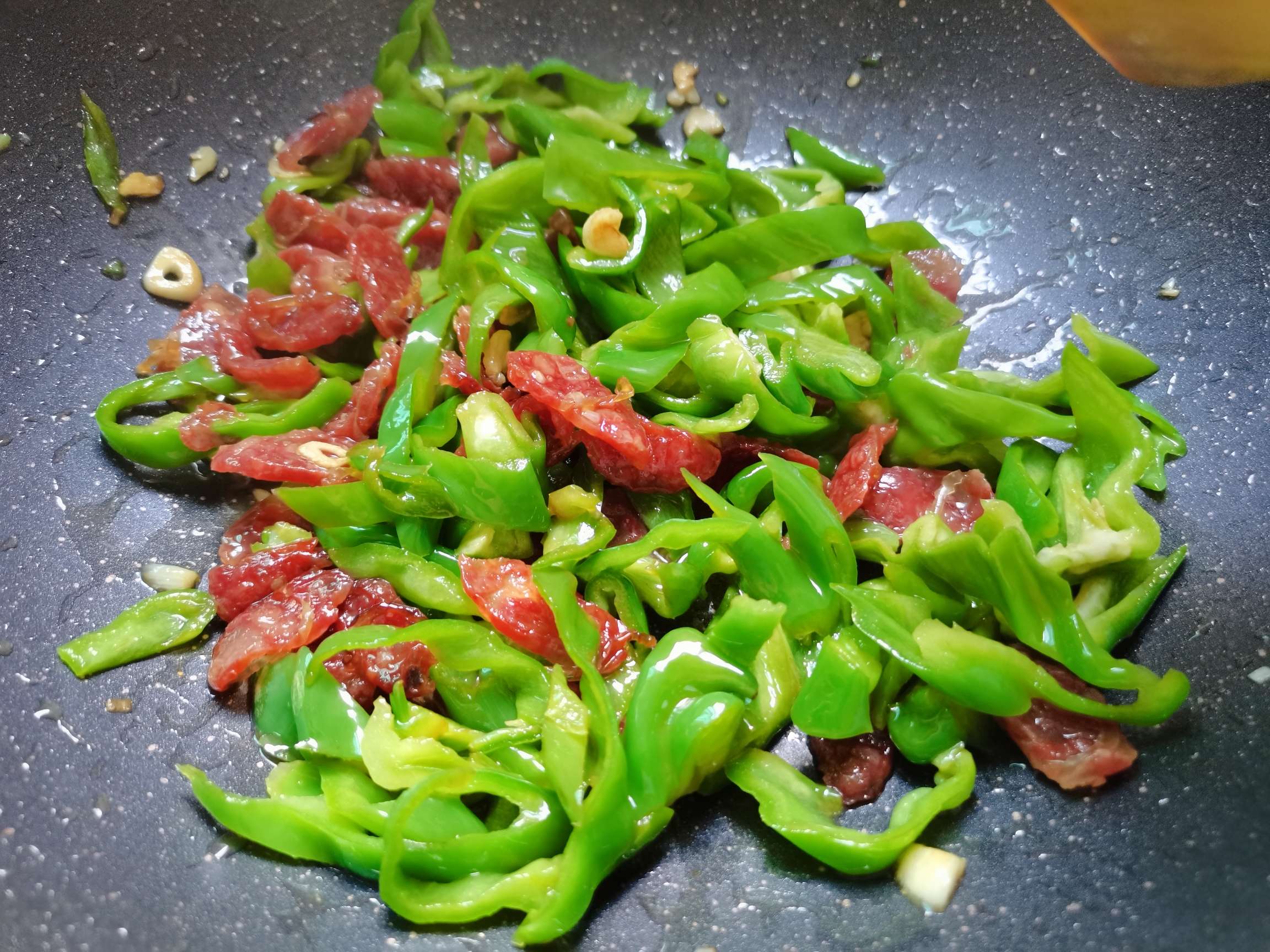 "stir-fried Sausage with Green Pickled Peppers" Step-by-step Version recipe