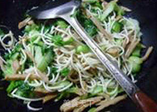 Sweet Not Spicy Fried Noodles with Green Vegetables recipe