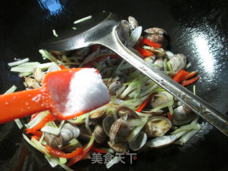 Stir-fried Clams with Red Pepper and Leek Buds recipe