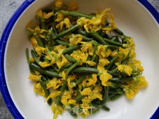 Garlic and Cucumber Flowers recipe