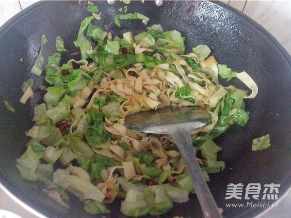 Stir-fried Tofu Skin with Lettuce recipe