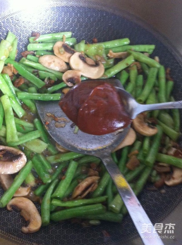 Braised Noodles with Three Fresh Beans recipe