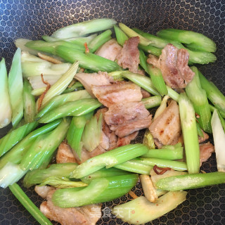 Stir-fried Pork Belly with Celery Intestines recipe