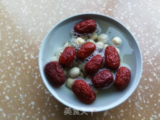 White Fungus and Lotus Seed Loquat Soup recipe