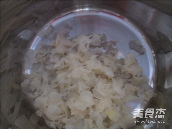 Stewed Hashima and Tremella with Rock Sugar and Sydney recipe