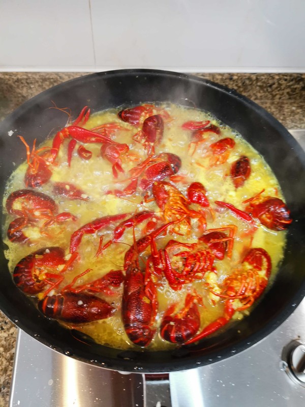 Crayfish in Golden Soup with Garlic recipe