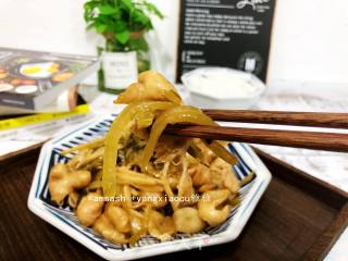 Stir-fried Pig Intestines with Ginger and Pickled Cabbage recipe