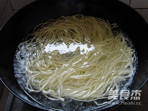 Dry Noodles with Chrysanthemum Meat Sauce recipe