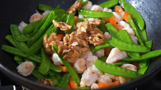 A Nutritious, Delicious and Brain-friendly Stir-fry-fried Lotus with Walnuts and Shrimps recipe