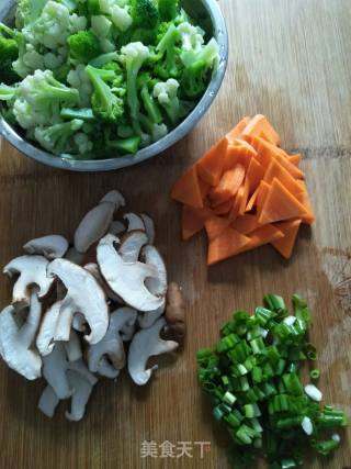 Stir-fried Cauliflower with Mushrooms and Carrots recipe