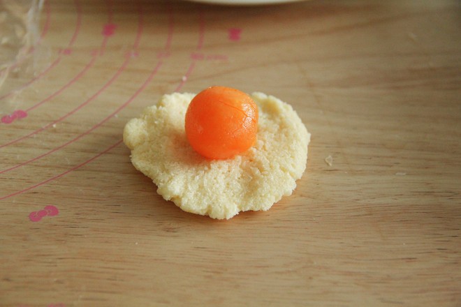 Coconut Milk Crispy Salted Egg Yolk Bread that Looks Like Egg Yolk Crisp recipe