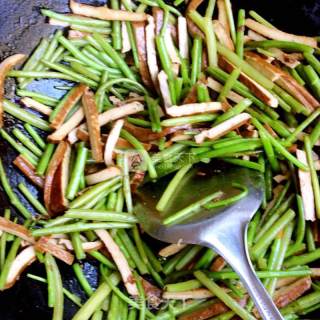 A Touch of Fresh Green in Spring: Stir-fried Dried Wormwood Seeds recipe