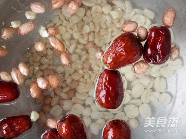 Peanuts, Lotus Seeds, Red Dates and Mixed Grains Porridge recipe