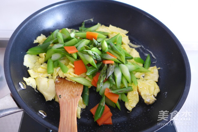 Scrambled Eggs with Asparagus and Shrimp recipe