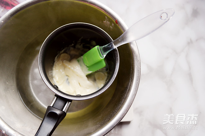 Red Velvet Hanging Snow Madeleine recipe