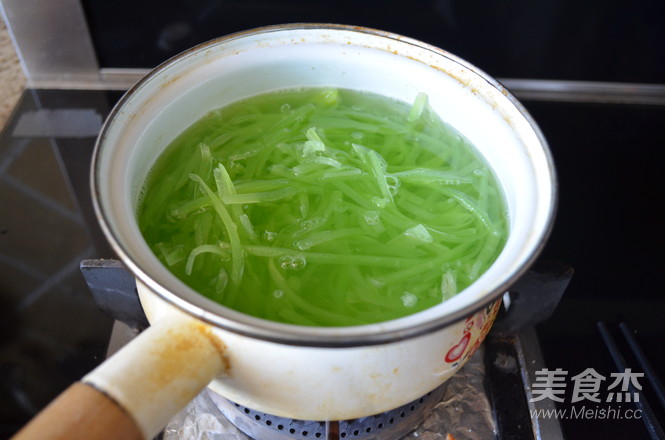 Crispy Jellyfish Mixed with Lettuce recipe