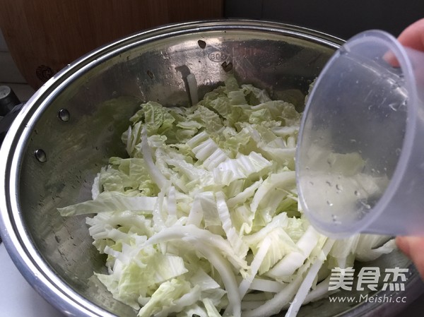 Smashed Cabbage Shredded Pork recipe