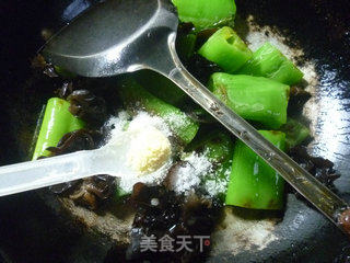 Huayu'er's Home-cooked Side Dish~~~~~~ Black Fungus Roasted Tiger Skin Pepper recipe