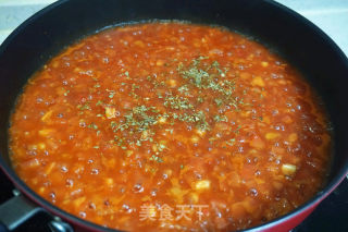 Stir-fried Macaroni with Mussels in Tomato Sauce recipe