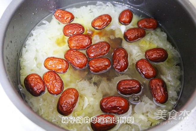 Brown Sugar, Peach Gum, Saponaria, Rice Lily, White Fungus and Red Dates recipe