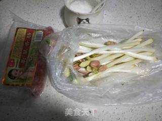 Fried Sausage with Peanut Seedlings recipe