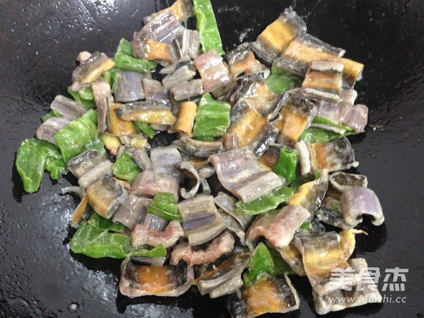 Stir-fried Sliced Eel with Green Pepper recipe