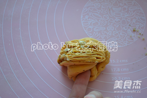 Pumpkin Walnut Flower Roll recipe