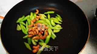 Char-roasted Cashew Nuts and Stir-fried Celery recipe