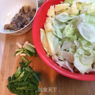 Stir-fried Cabbage with Chives and Oil Residue recipe