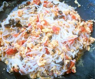 Stir-fried Rice Noodles with Tomato, Egg, Fungus recipe