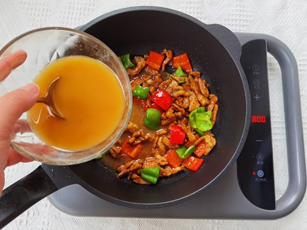 Slightly Spicy and Tender Appetizer, Stir-fried Shredded Pork with Green and Red Pepper recipe