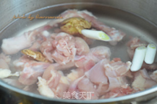 Chestnut Chicken Balls in Claypot recipe