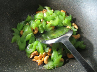 Stir-fried Celery with Crispy Cashew Nuts recipe