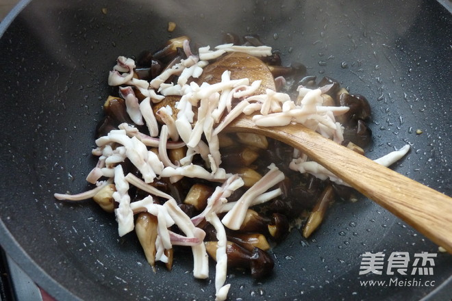 Stir-fried Shredded Squid with Agaricus recipe