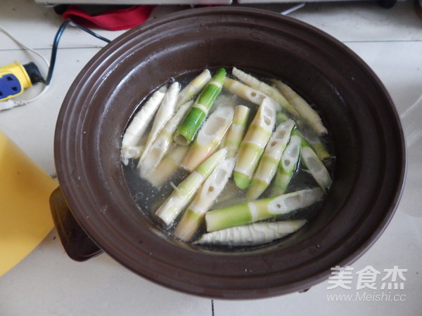 Bamboo Shoot Tip Stewed Big Bone Soup recipe