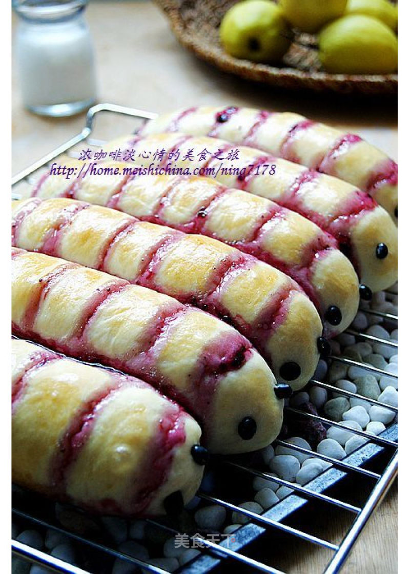 Super Cute-caterpillar Bread with Blueberry Sauce recipe