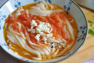 Pouring Tomato Sauce Noodles recipe