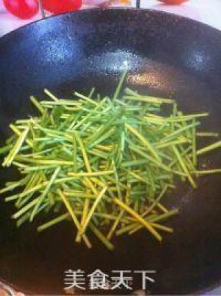 Stir-fried Dried Bean Curd with Wormwood recipe