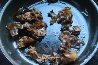 Scrambled Eggs with Home-cooked Fungus recipe